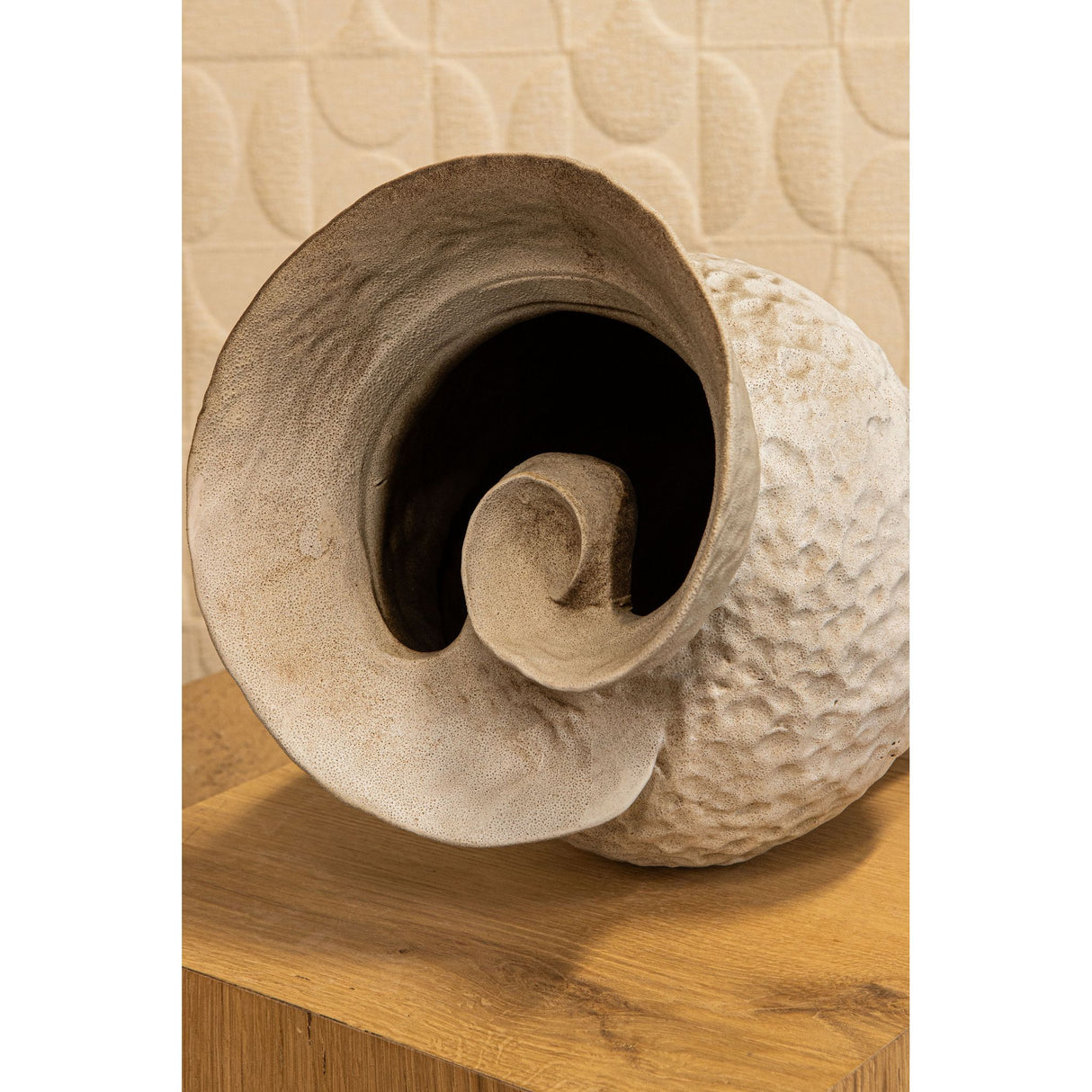 Vase – Keramik Material, Offenes Wirbelrand Design, Runde Form, S – Kery | PTMD
