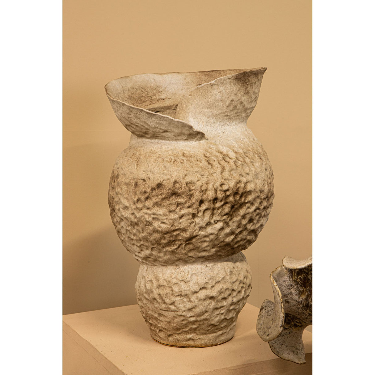 Vase – Keramik Material, Offenes Wirbelrand Design, Runde Form, L – Kery | PTMD