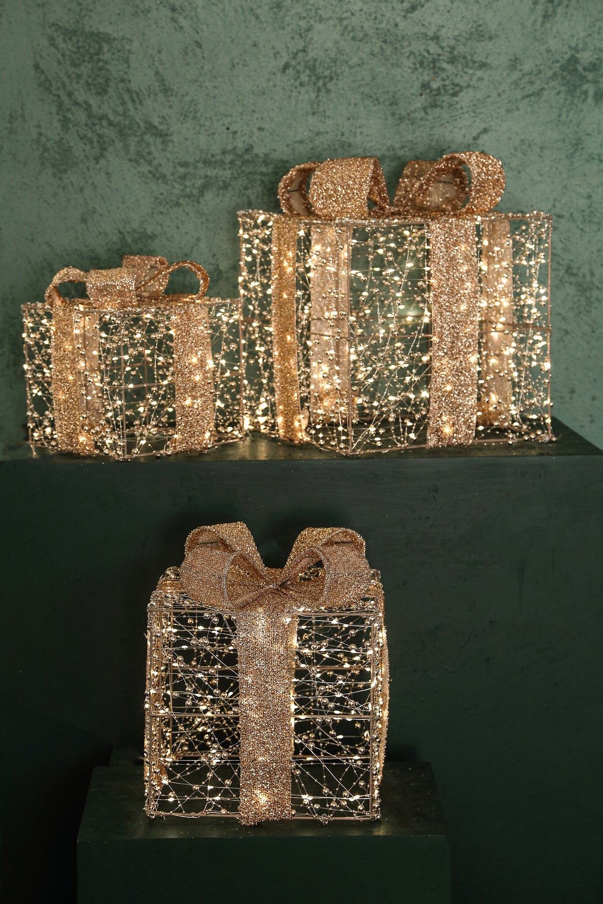 LED-Geschenkboxen – Goldfarben, Perlendekor, 3er-Set - Misk | PTMD