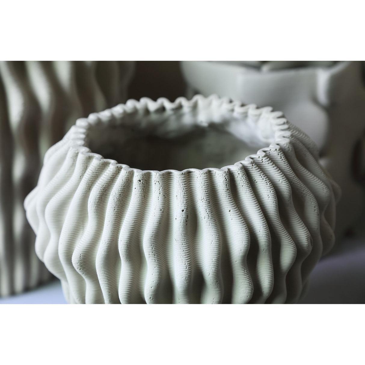 Vase – Beige Farbe, Wellen Muster Design, Zement Material, L – Barren | PTMD