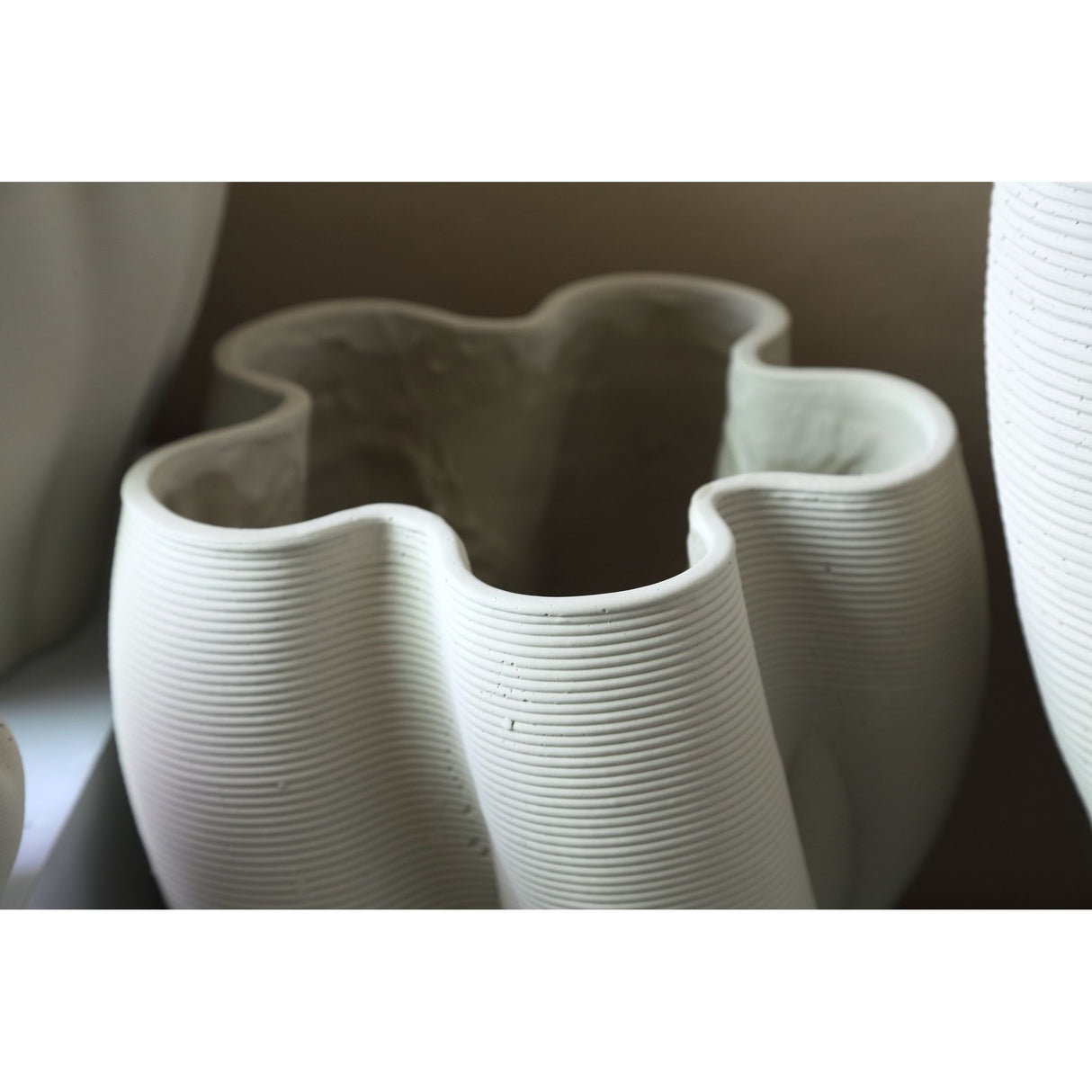 Vase – Beige Farbe, Wellen Rillen Design, Zement Material, L – Hastin | PTMD