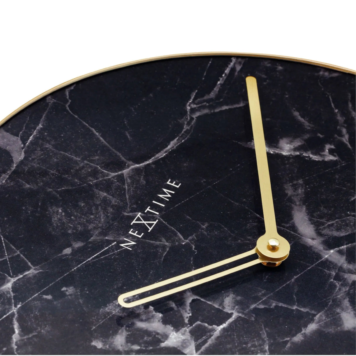 Wanduhr – Marmor-Glas, Goldene Zeiger, Elegantes Design | NeXtime