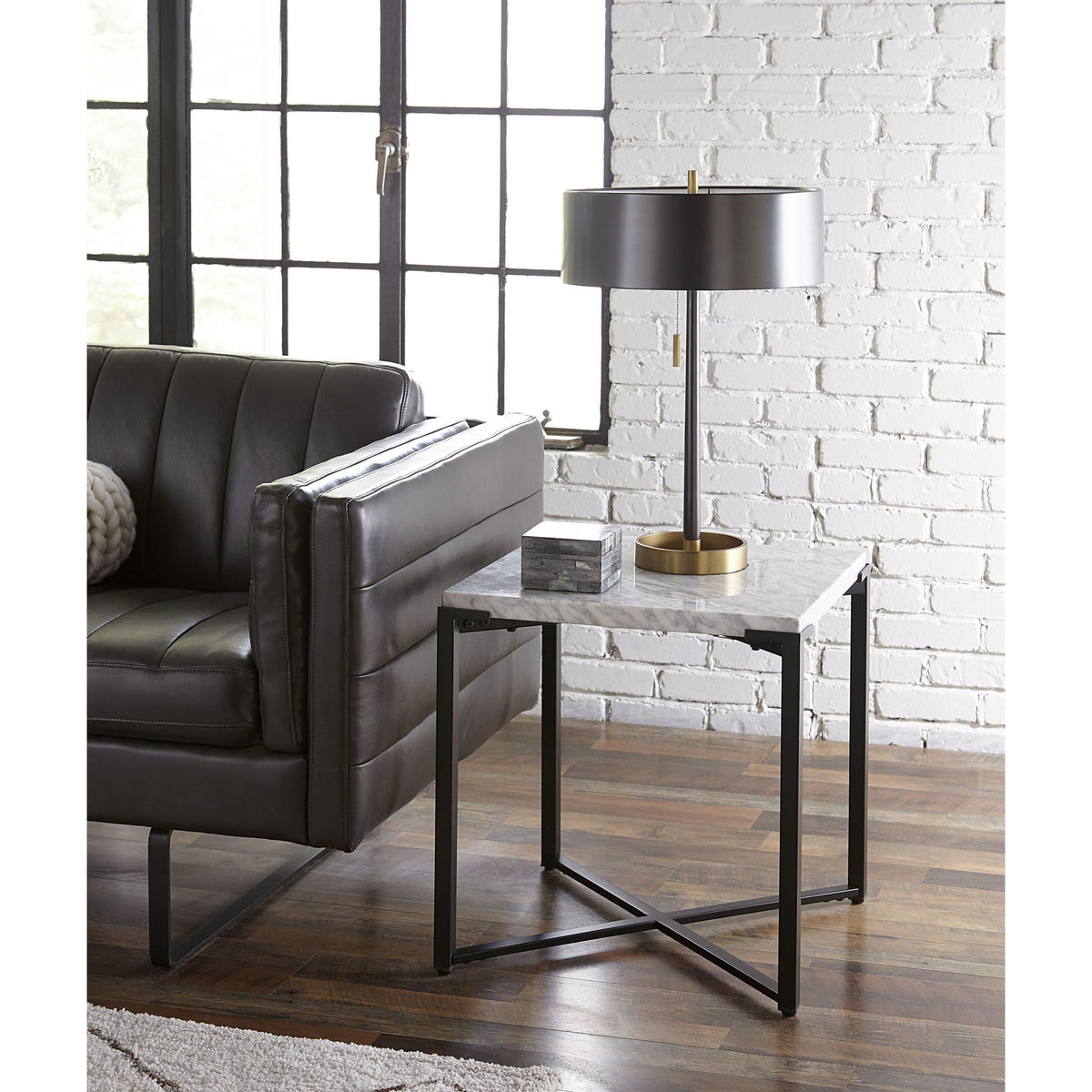 Beistelltisch – Carrara Marmor, Stahlgestell, Mattschwarz - Saxon | Modus Furniture International
