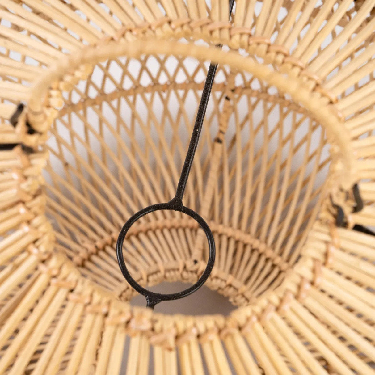 Pendelleuchte – Rattanmaterial, Geflochtenes Design, Offene Struktur, L - Batu Bolong | Bazar Bizar Antwerp