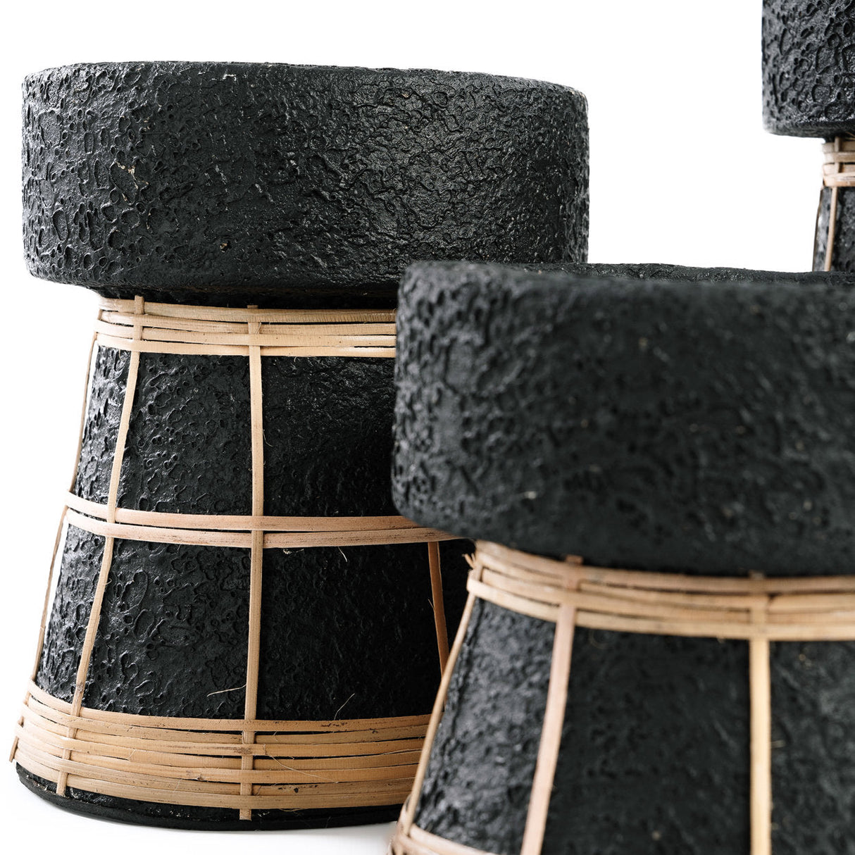 Kerzenhalter – Terrakotta-Rattan Material, Strukturierte Oberfläche, Flechtdesign, M – Serene | Bazar Bizar Antwerp