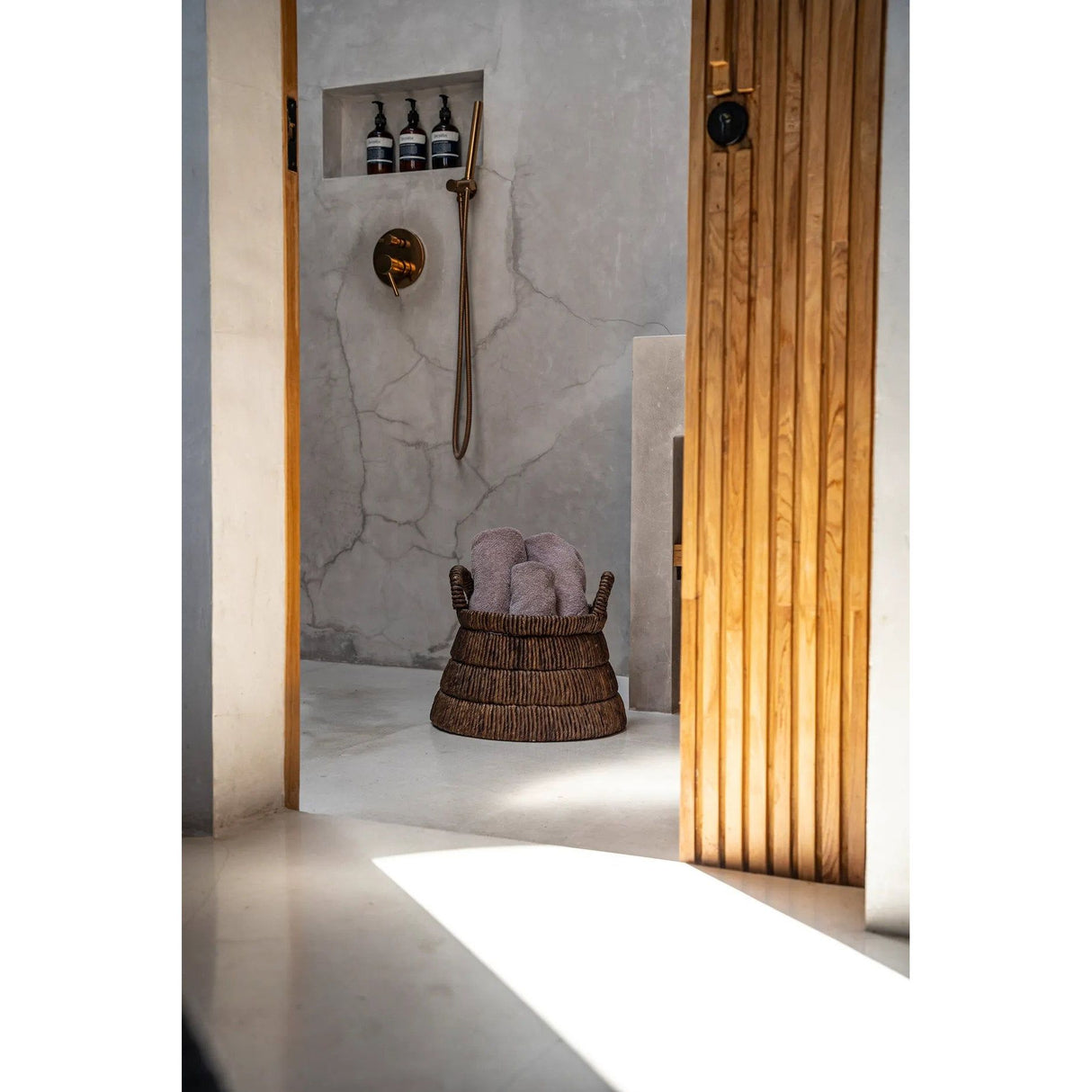 Korb – Bananenblatt Material, Dreieckige Form, Tragegriff Design – Chisomo | Bazar Bizar Antwerp