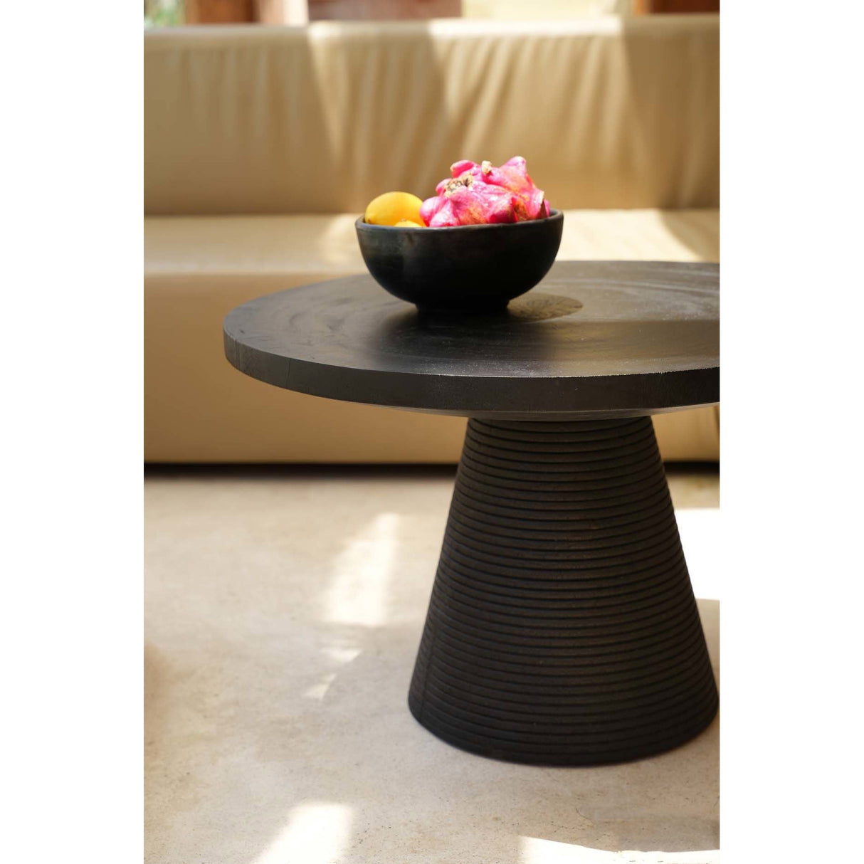 Couchtisch – Suarholz Material, Runde Form, Glatte Oberfläche – Hi Matata | Bazar Bizar Antwerp