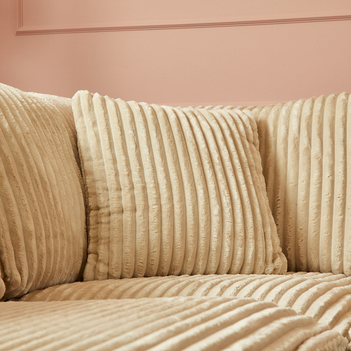 Sofa – Beige Stoff, Breite Rippenstruktur, Großzügige Form – Teddy | Starfurn
