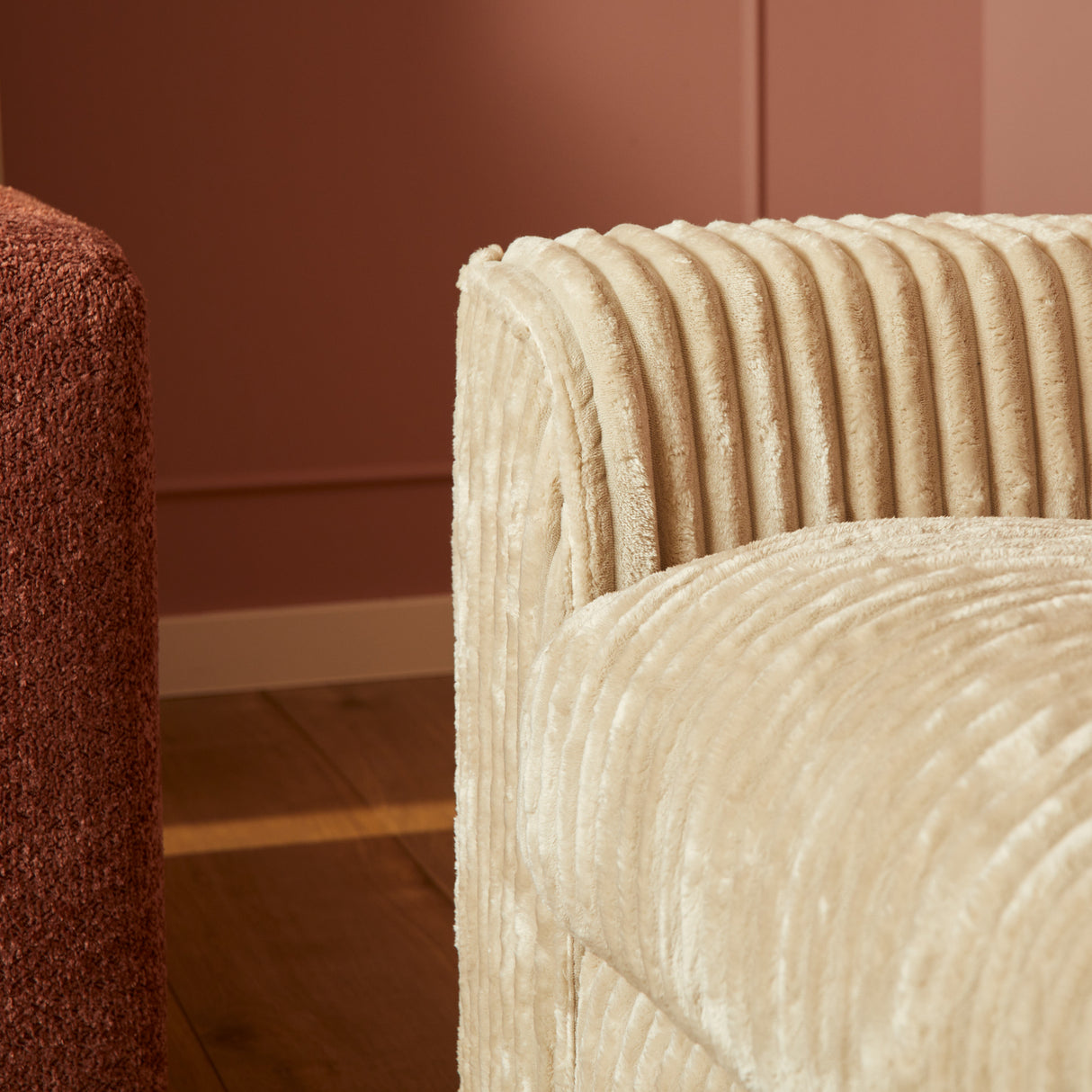 Sofa – Beige Stoff, Breite Rippenstruktur, Großzügige Form – Teddy | Starfurn