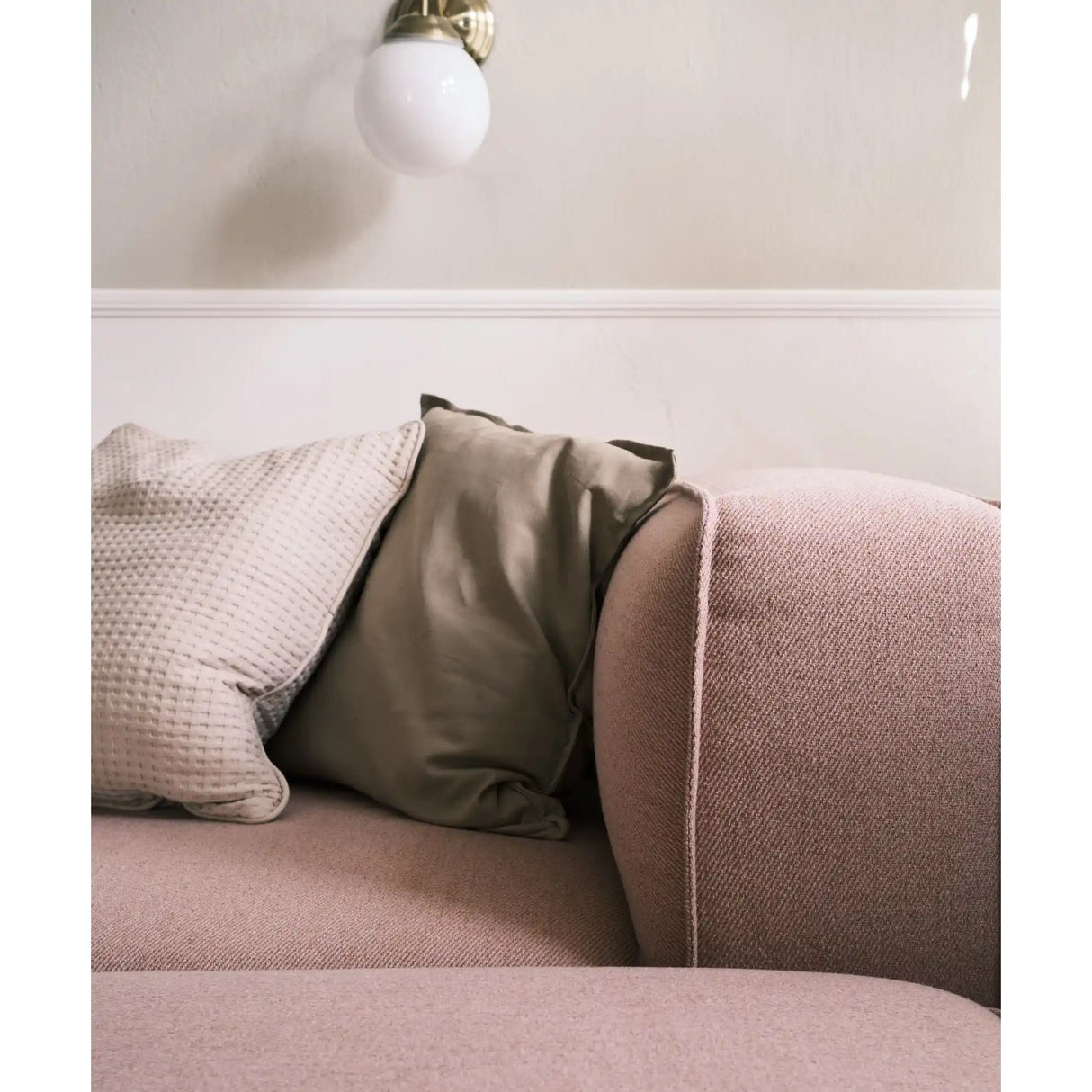 Sofa – Modulares Design, Hochwertiger Komfortschaum, Sockelbasis-Optik – Utopia | Njordec