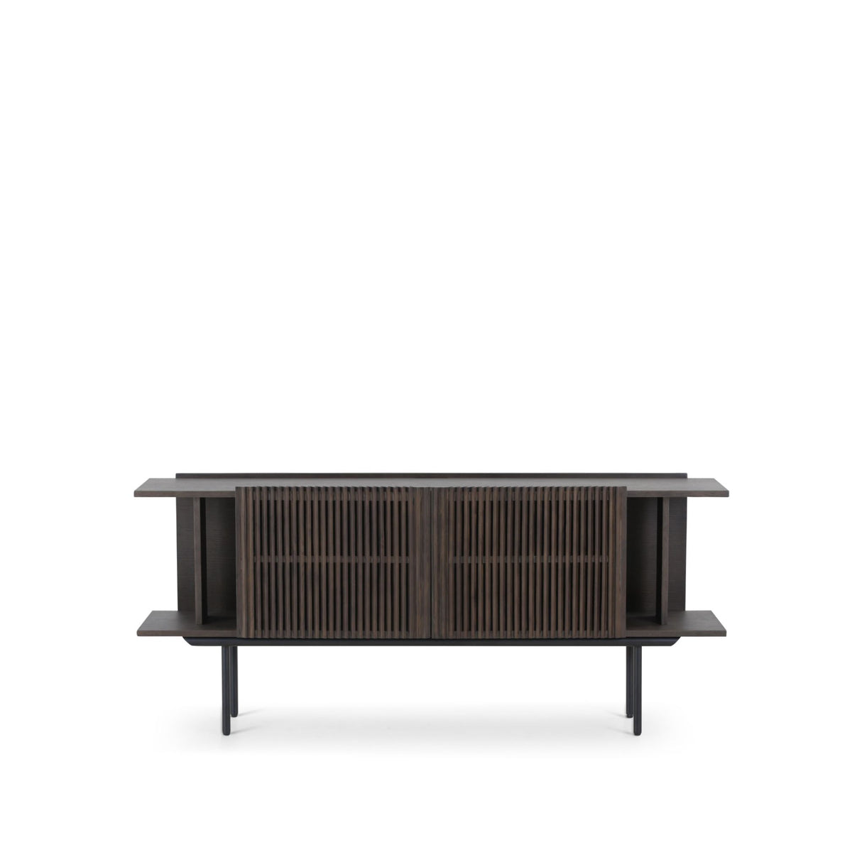 chlankes Sideboard im Landhausstil – massive Möbel vermeiden für ein ausgewogenes Raumgefühl