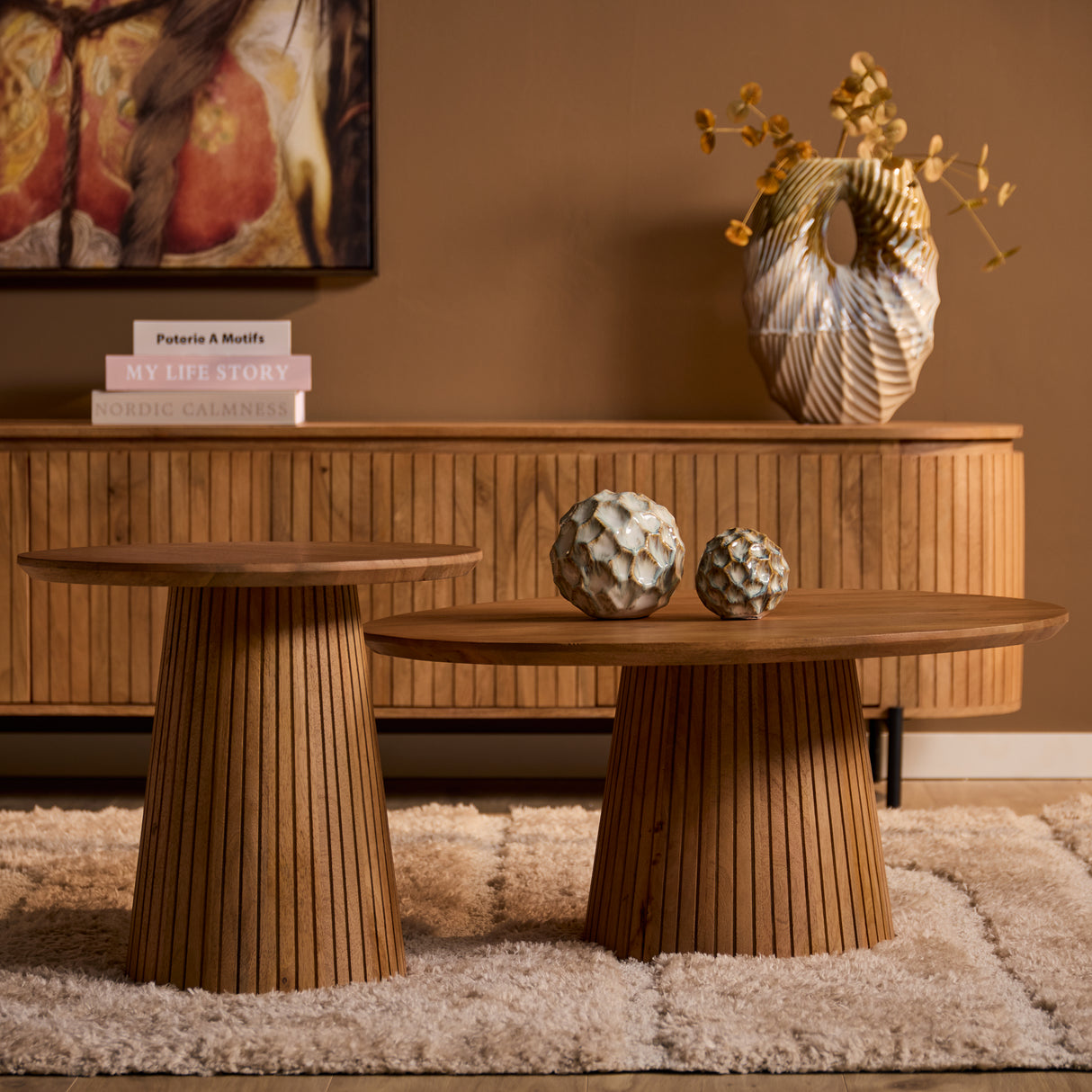 Coffee table – Natural wood look, Round tabletop, Pedestal base with vertical slat pattern – Solana | Starfurn