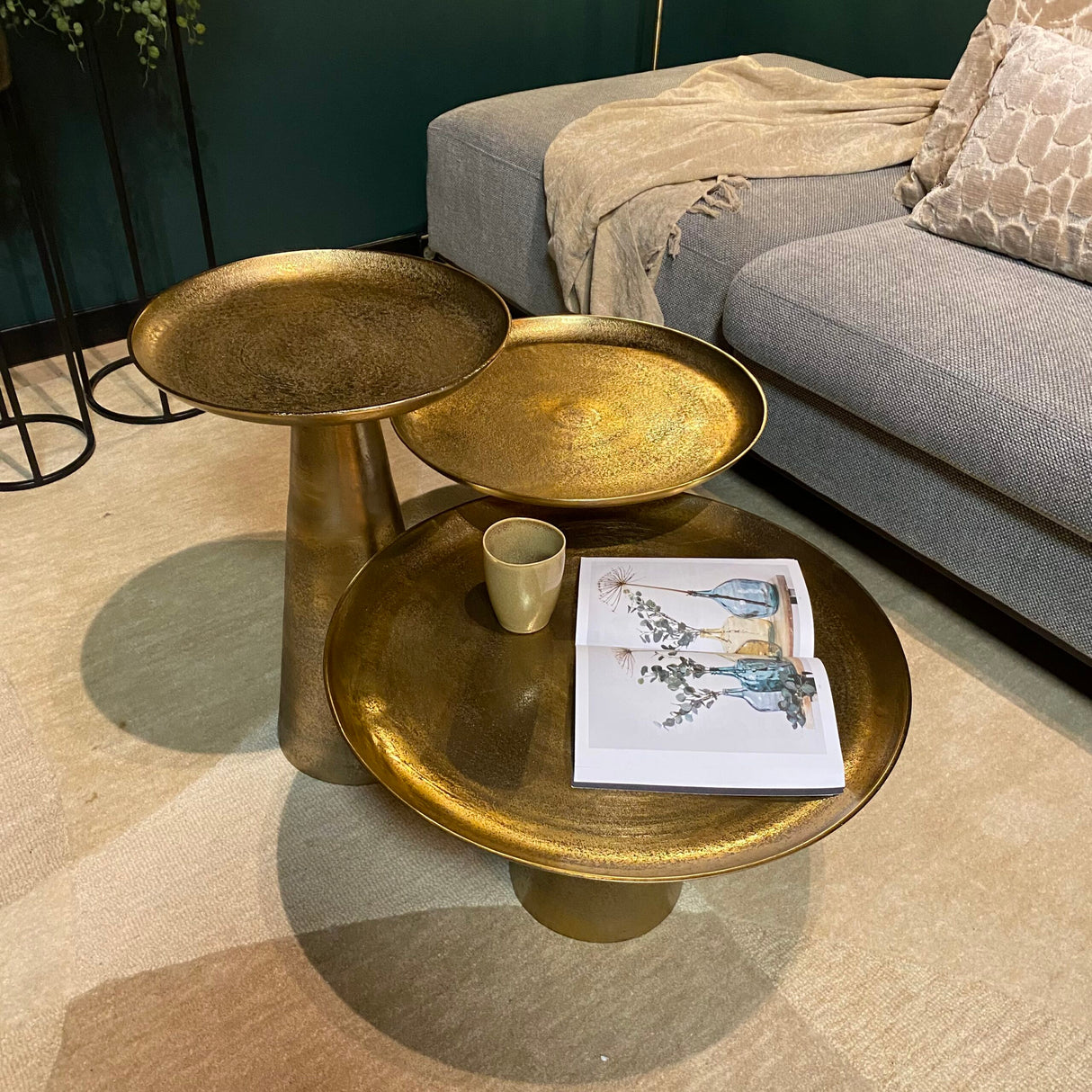 Couchtisch – Aluminium Material, Rundes Design, Antik Goldfinish, S – Daisy | Starfurn