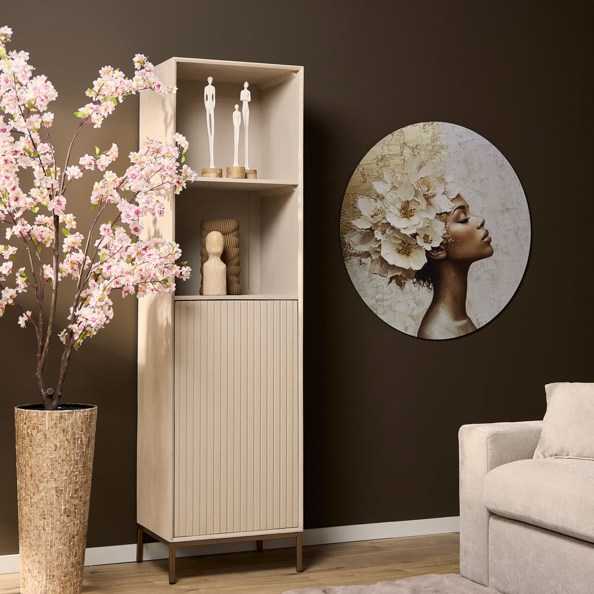 Bücherregal - Sandfarbenes Mangoholz, Vertikale Lamellenfront, Bronzefarbenes Metallgestell, 55 cm – Madison | Starfurn
