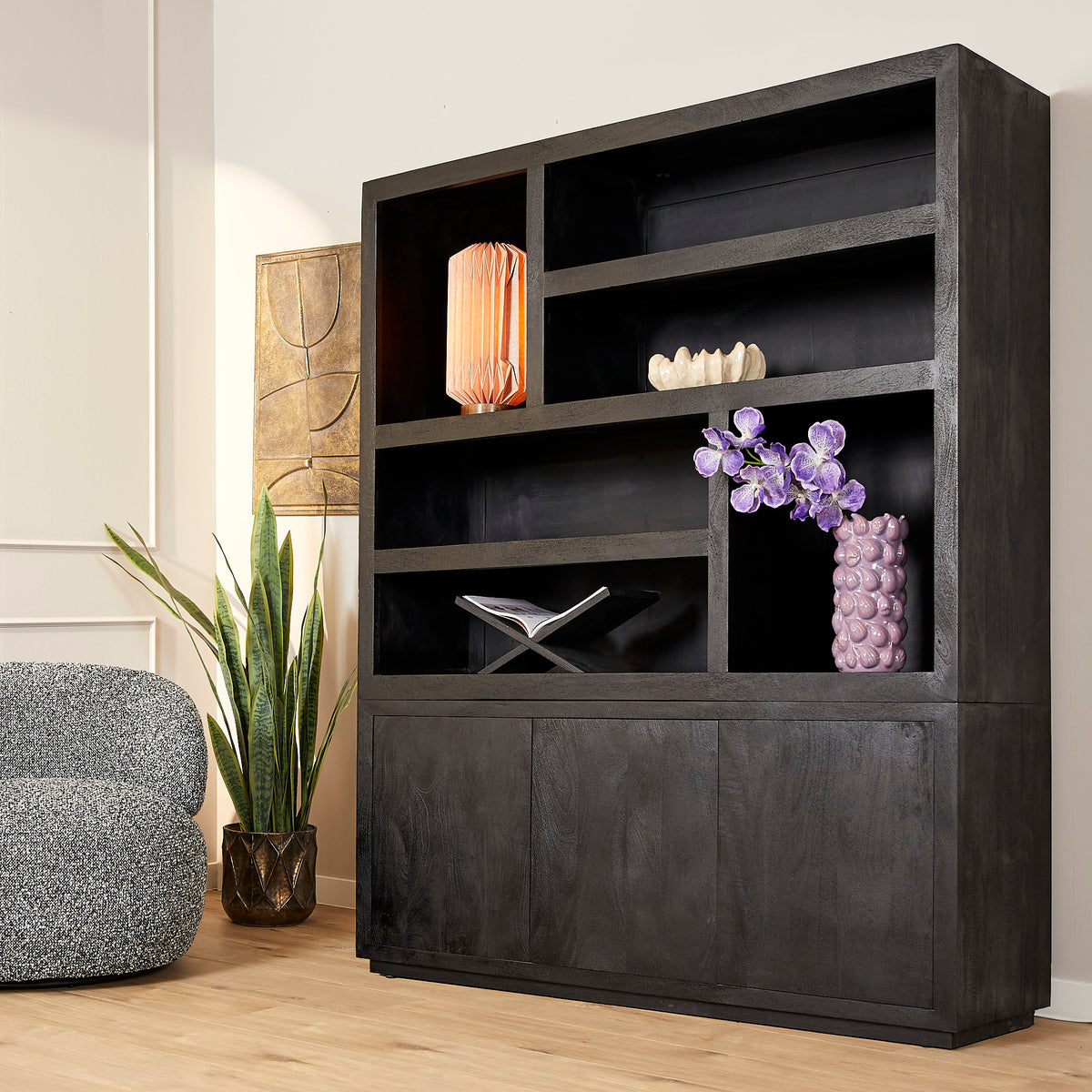 Bücherregal - Schwarzes Mangoholz, Offene Fächer, Grifflose Türen, XL 160 cm – Brussel | Starfurn