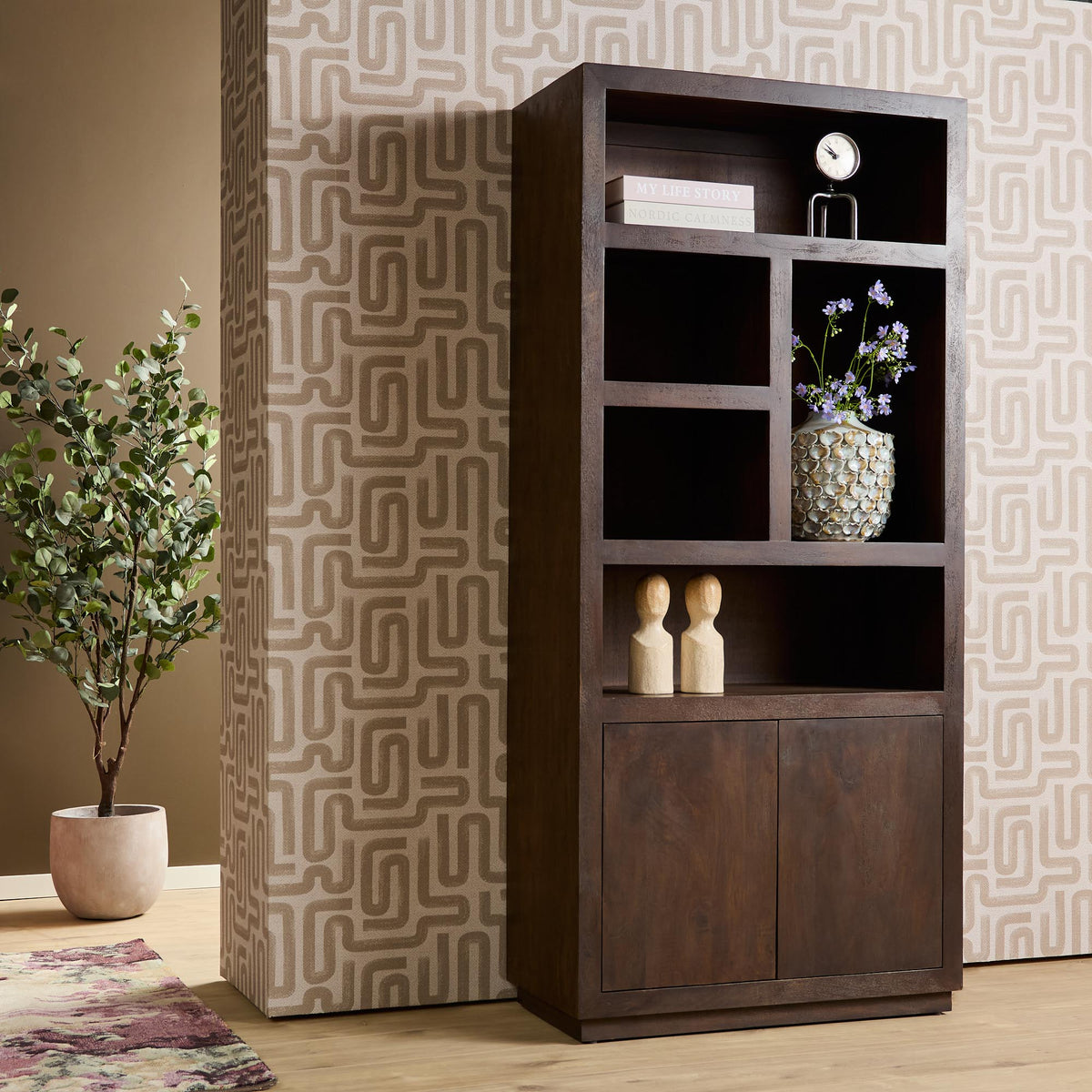 Bücherregal - Braunes Mangoholz, Offene Fächer, Grifflose Türen, 90 cm – Brussel | Starfurn