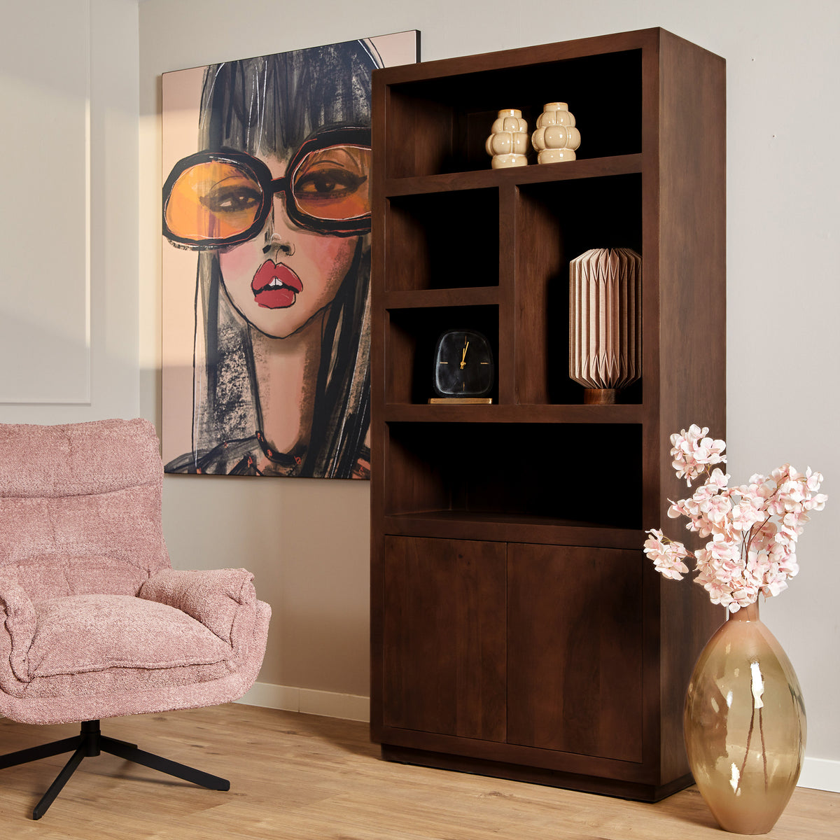 Bücherregal - Braunes Mangoholz, Offene Fächer, Grifflose Türen, 90 cm – Brussel | Starfurn