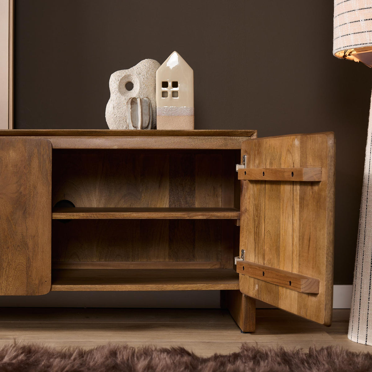 TV-Möbel - Mangoholz Natur, Minimalistisches Design, Drei Türen, 150 cm – Tense | Starfurn
