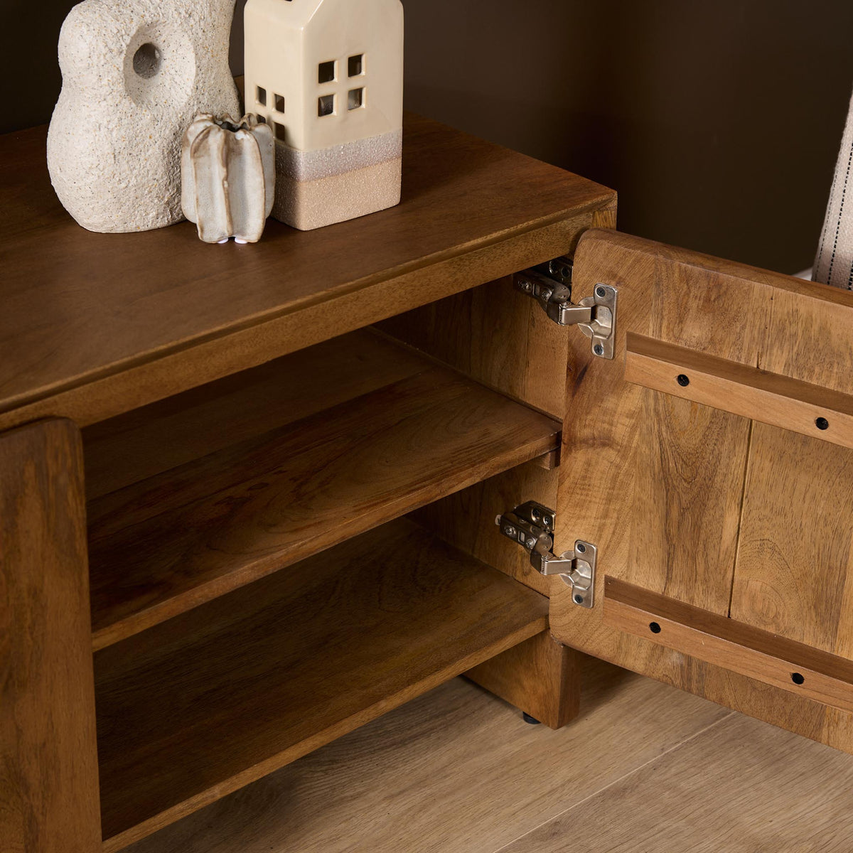 TV-Möbel - Mangoholz Natur, Minimalistisches Design, Drei Türen, 150 cm – Tense | Starfurn