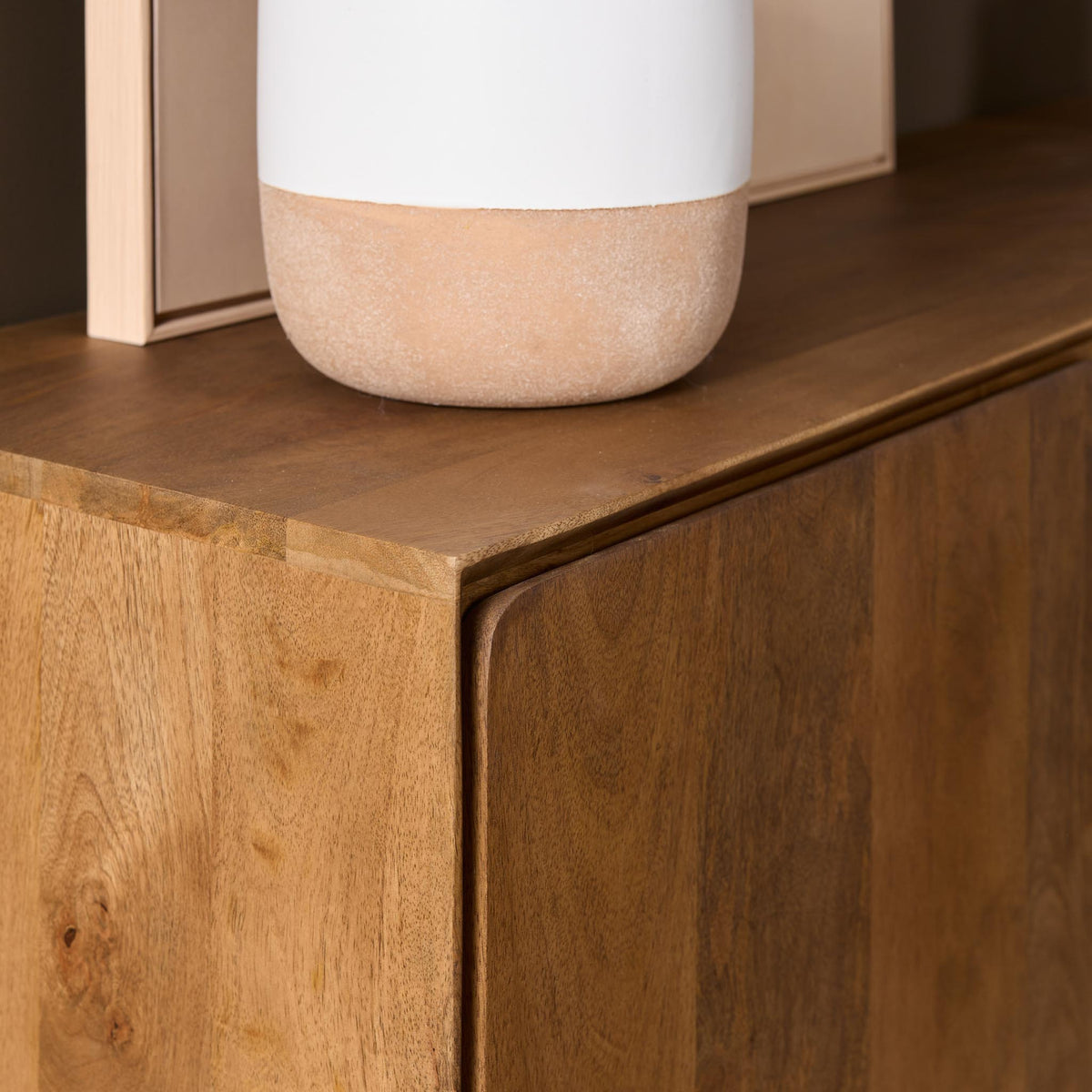 TV-Möbel - Mangoholz Natur, Minimalistisches Design, Drei Türen, 150 cm – Tense | Starfurn