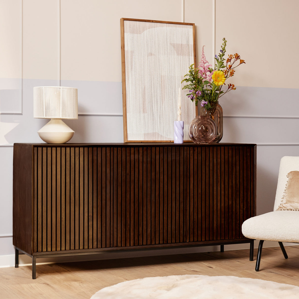 Sideboard - Braunes Mangoholz, Vertikale Lamellenfront, Schwarzes Metallgestell, 165 cm – Madison | Starfurn