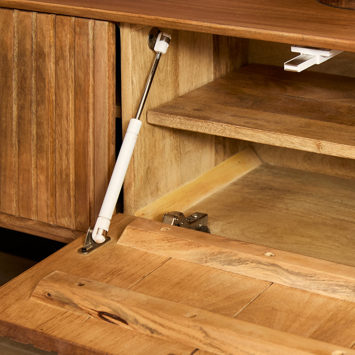 TV Möbel – Mangoholz, Wandmontage, Lattenstruktur – Madison | Starfurn