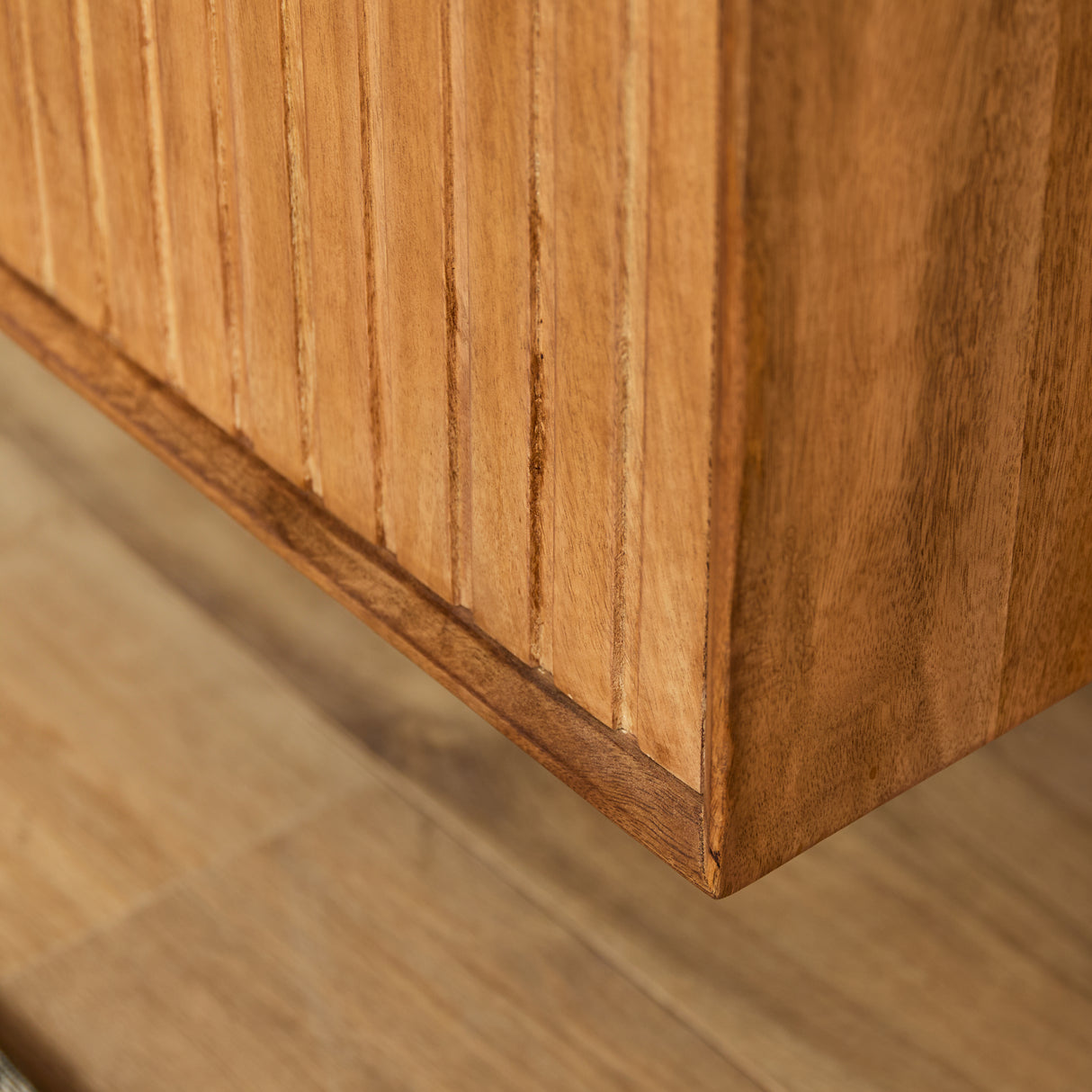 TV Möbel – Mangoholz, Wandmontage, Lattenstruktur – Madison | Starfurn