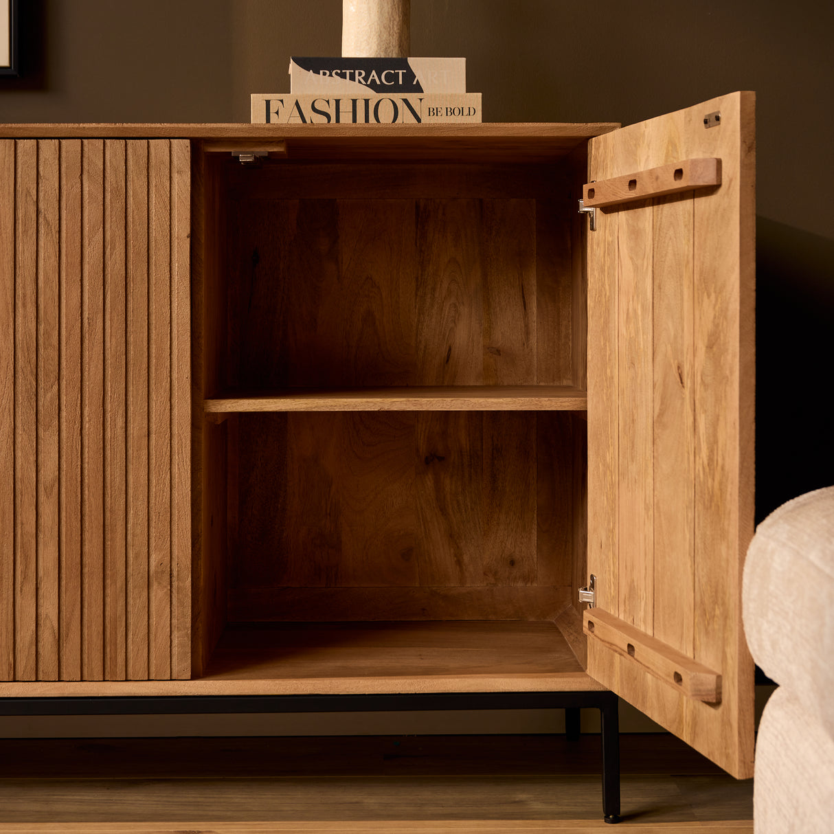 Sideboard - Naturfarbenes Mangoholz, Vertikale Lamellenfront, Grifflose Türen, 210 cm – Madison | Starfurn