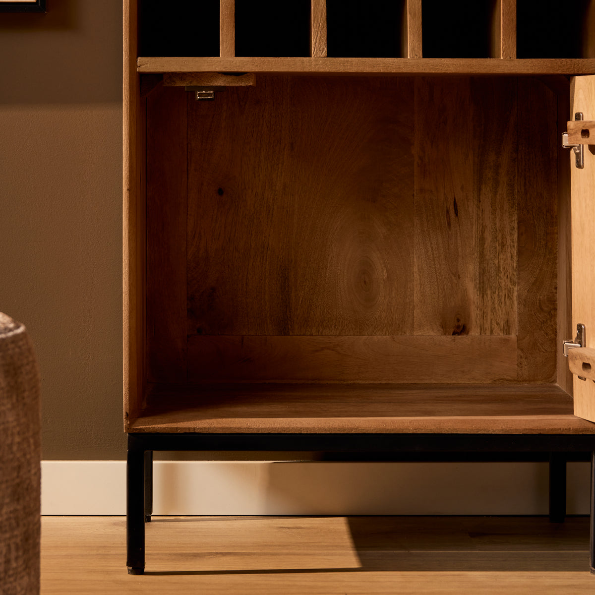 Weinschrank - Massives Mangoholz, Lamellentür, Flaschenaufbewahrung - Madison | Starfurn
