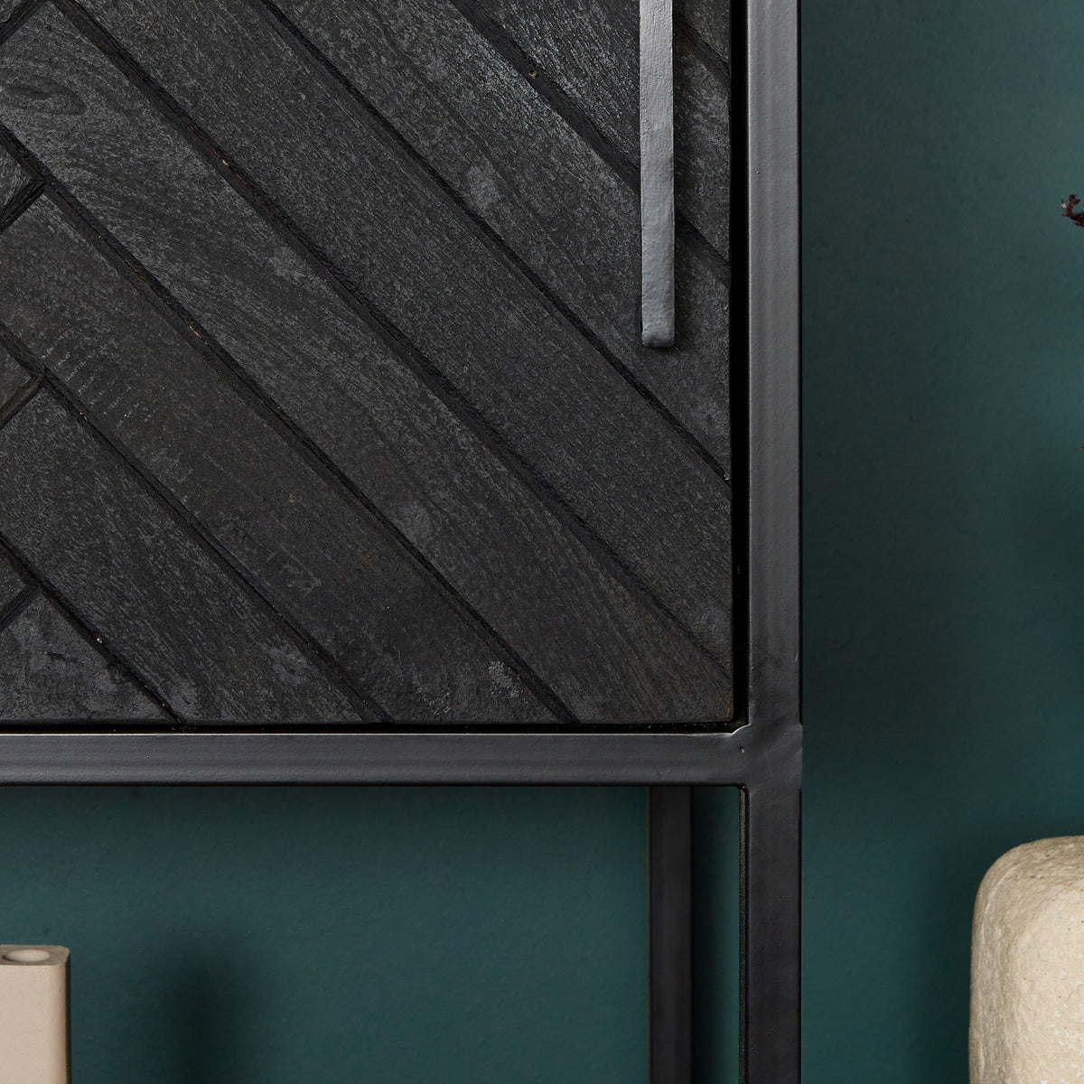 Bookshelf – Sandblasted Mango Wood, Herringbone Pattern, Black Lacquer Finish & Metal Frame – New York | Starfurn