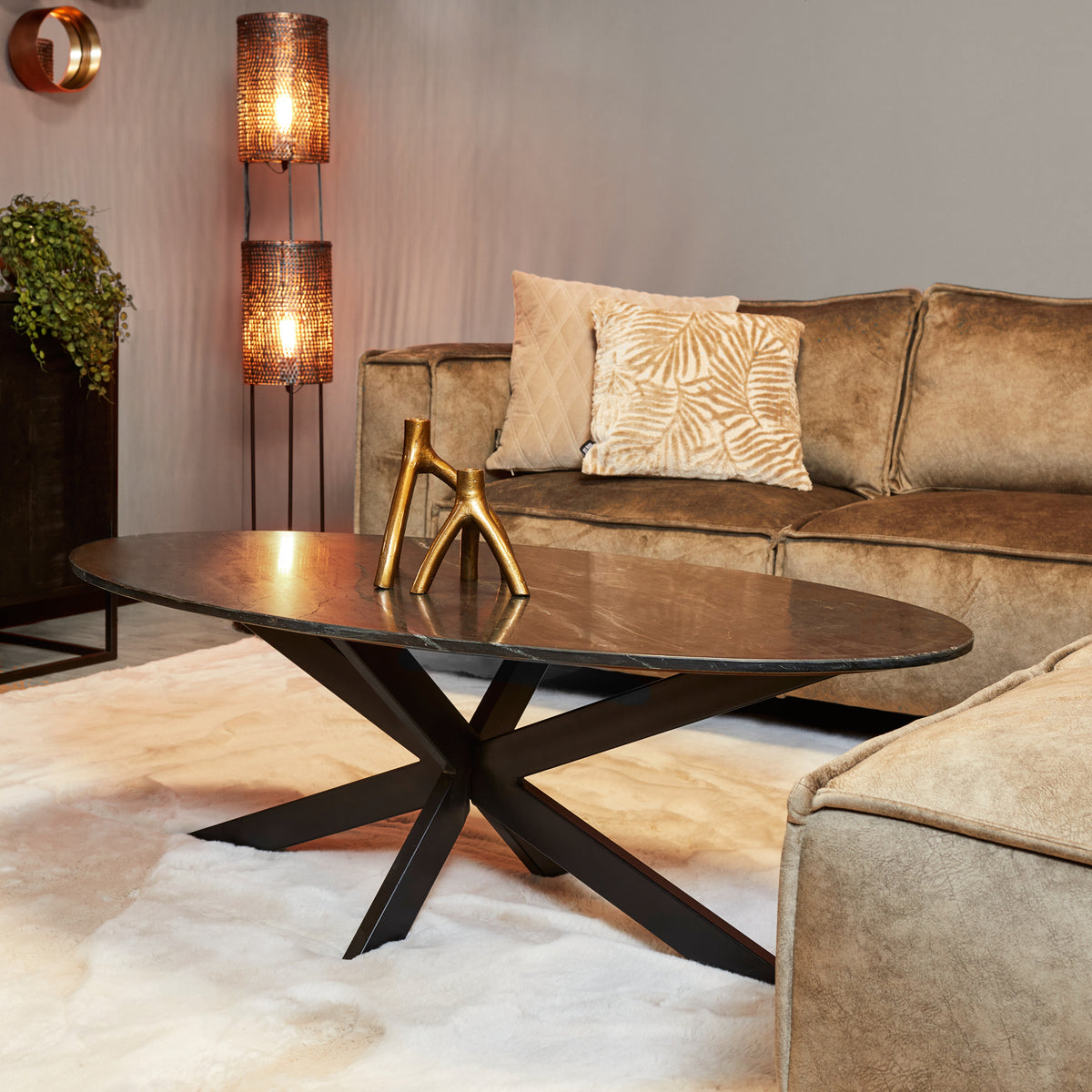 Couchtisch Ovale Form, Schwarze Marmorplatte, Schwarz lackiertes Metall-Matrixgestell – Faye | Starfurn