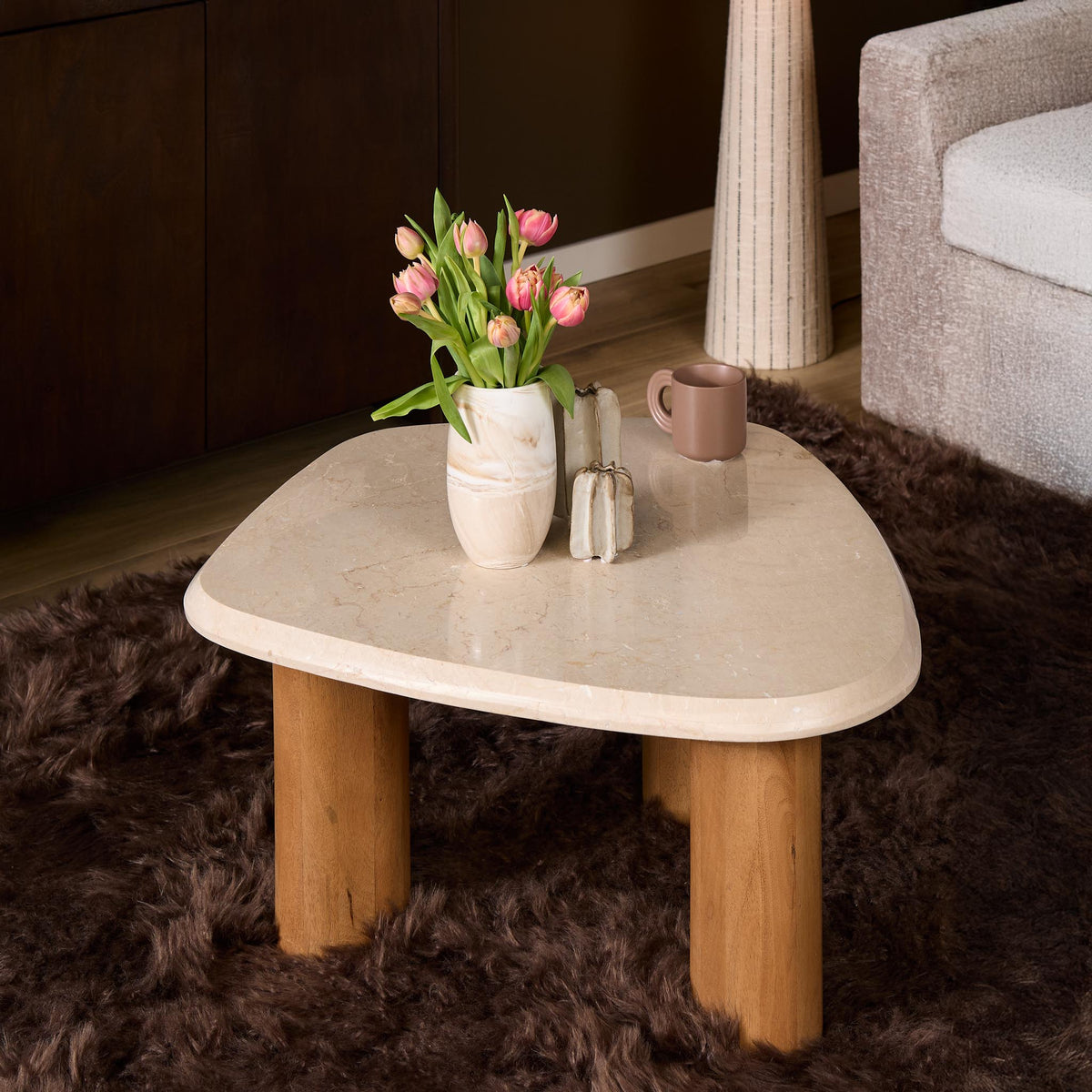 Couchtisch – Natur Mangoholz, Marmor Platte, Organische Form 84 cm – Nuvé | Starfurn