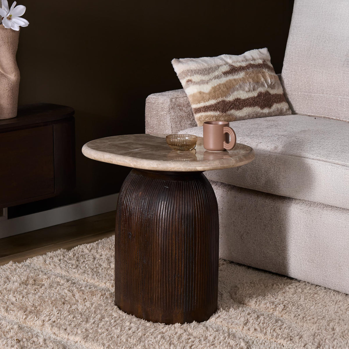Side table made of mango wood with marble top, oval table shape and fluted wooden base - Noel | Starfurn