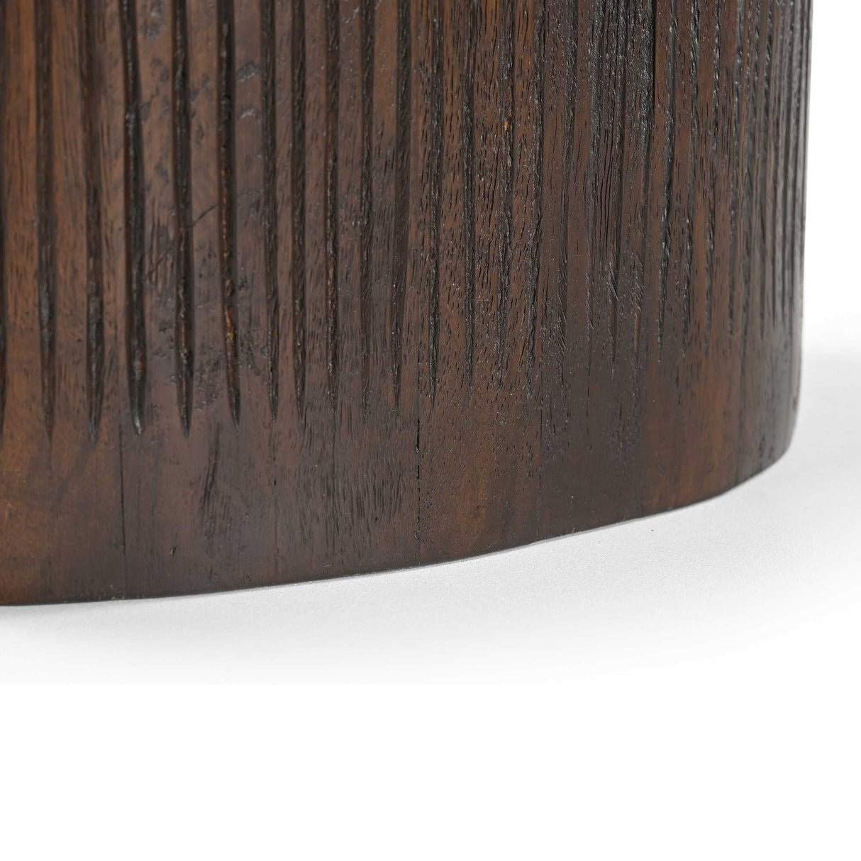 Couchtisch aus Mangoholz mit Marmorplatte, ovaler Tischform und gerilltem Holzsockel – Noel | Starfurn