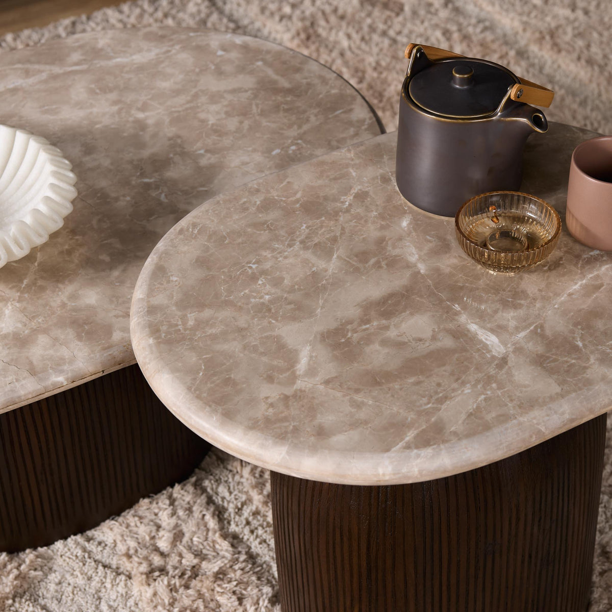 Side table made of mango wood with marble top, oval table shape and fluted wooden base - Noel | Starfurn
