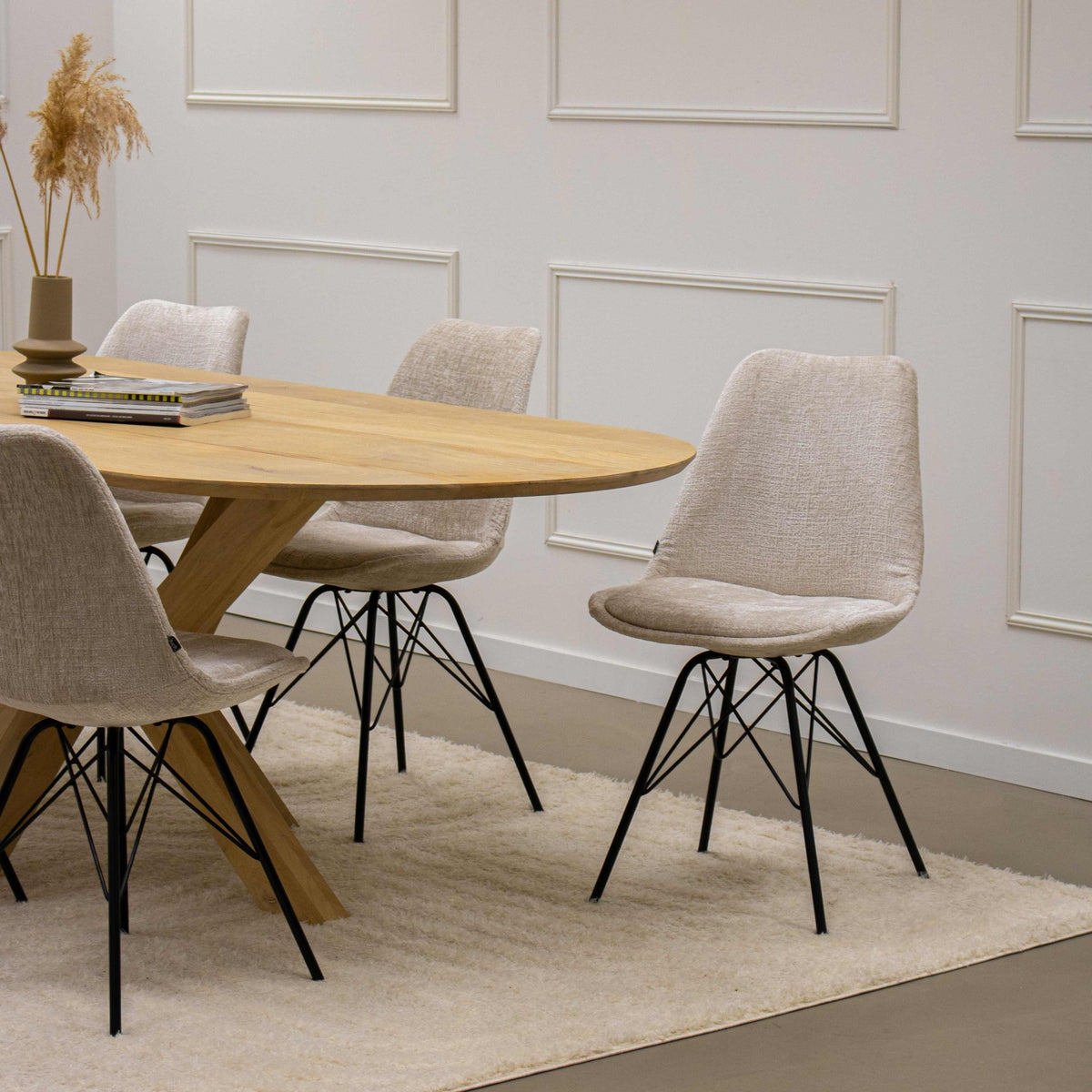 Esszimmerstuhl Strukturstoffbezug mit modernem schwarzem Metallgestell – Bren Terra | Kick Collection - Esszett Luxury | Stilvolles Wohnen mit Charakter
