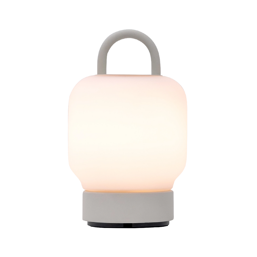 LED-Tischleuchte in Cloudy White mit dimmbarer diffuser Beleuchtung, tragbarem Griff und wiederaufladbarem Akku – Loome | Kooduu