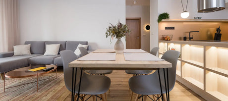 Kleines Wohnzimmer mit offener Küche: So gelingt die perfekte Einrichtung