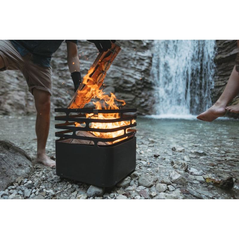 höfats Flammlachbrett mit brennenden Holz in sich