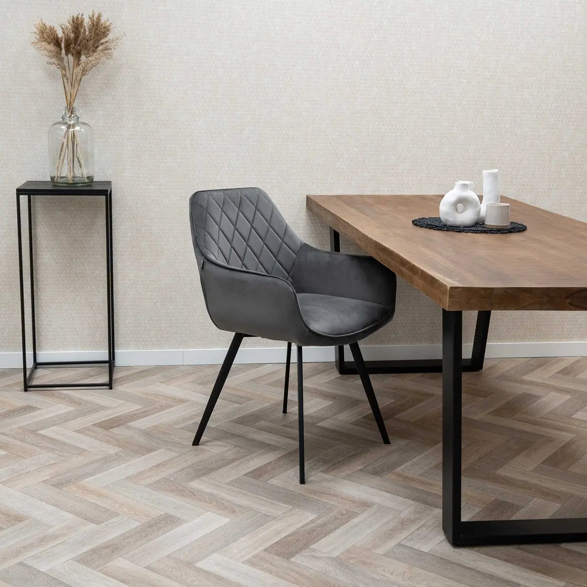 Esszimmerstuhl – Velvet Stoff, Schwarzes Metallgestell, Dunkelgraue Farbe - Karl | Kick Collection