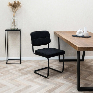 Esszimmerstuhl – Schwarze Texturpolsterung, Schwarzes Kufengestell, Freischwingende Sitzform - Yves | Kick Collection