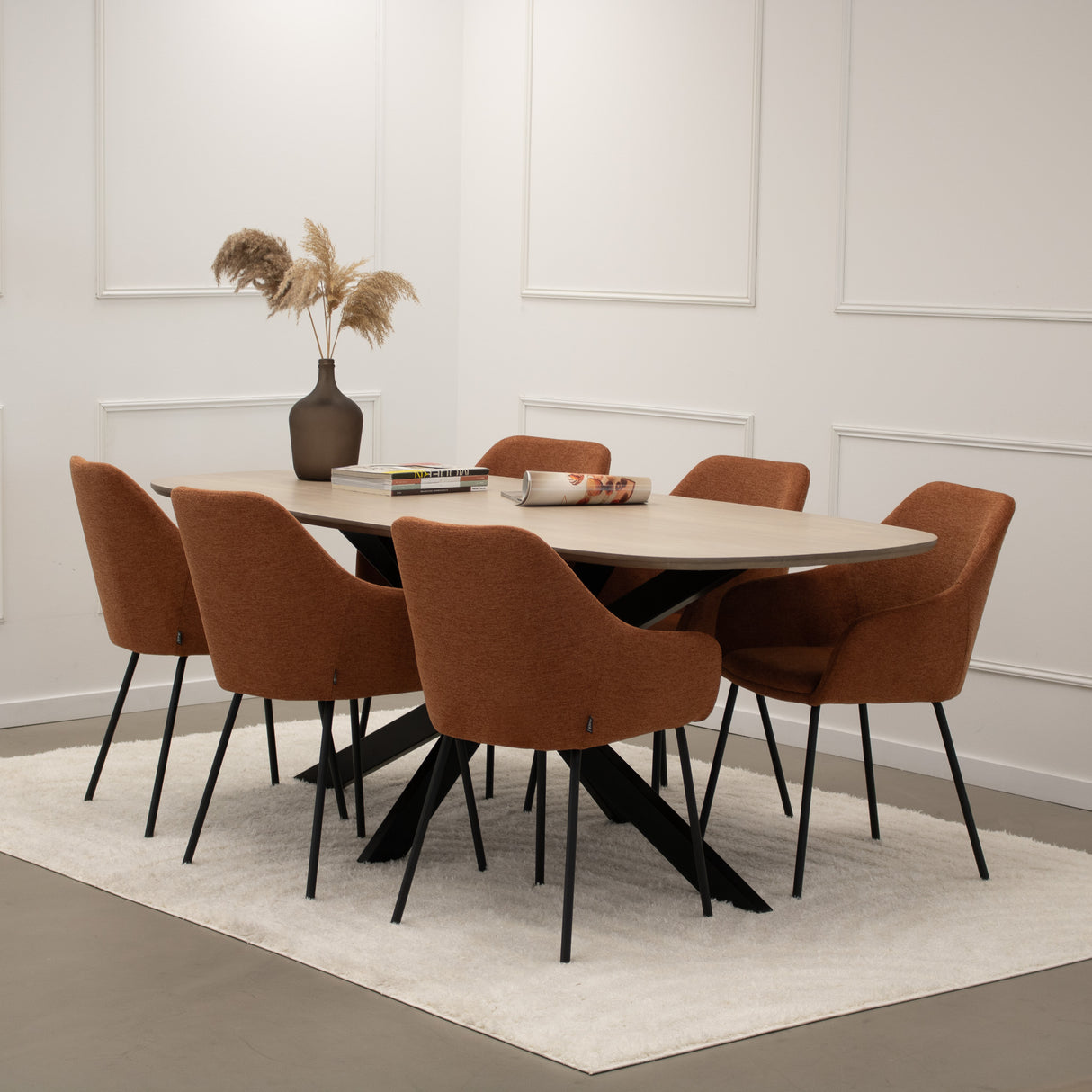 Esszimmerstuhl – Terrakotta Ton, Texturstoff Bezug, Armlehnen Design - Guus | Kick Collection