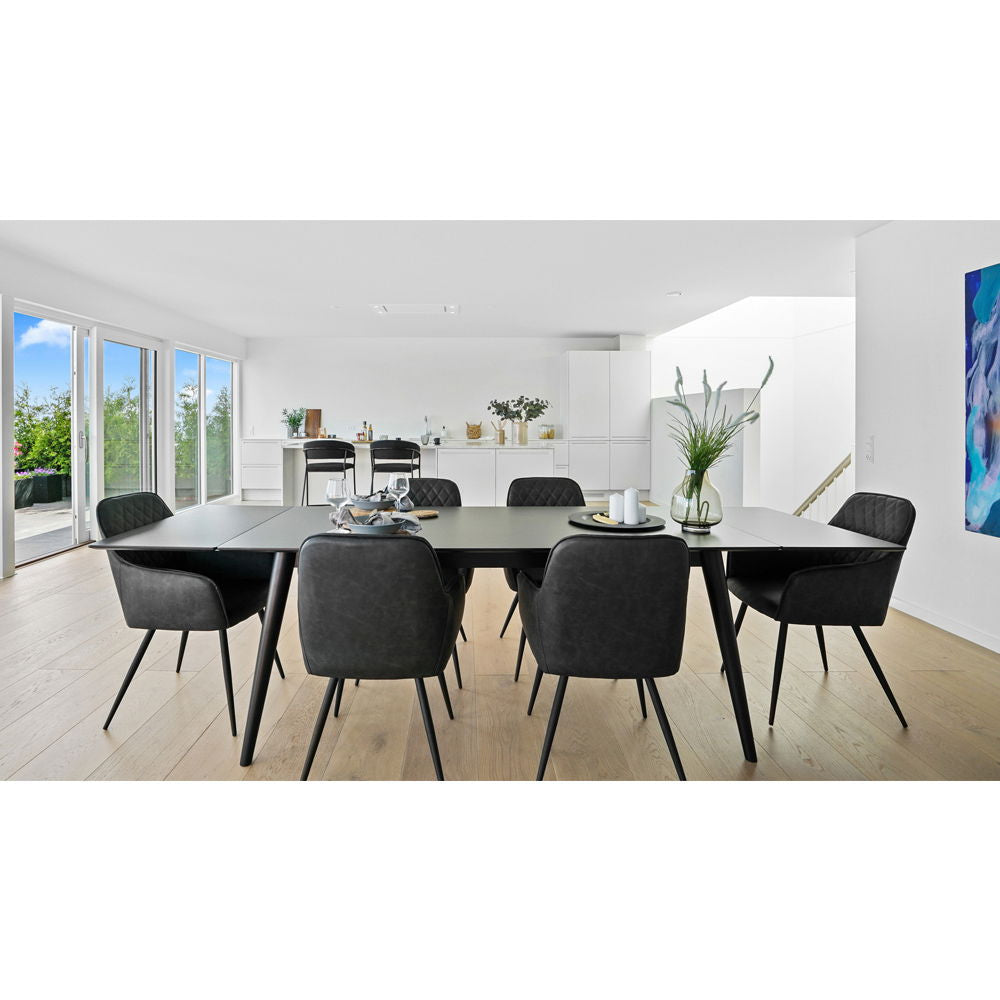 Esszimmerstuhl – Dunkelgraues PU Leder, Schwarzes Metallgestell, Ergonomische Sitzform - Harbo | House Nordic
