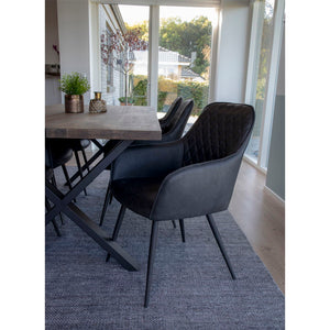 Esszimmerstuhl – Dunkelgraues PU Leder, Schwarzes Metallgestell, Ergonomische Sitzform - Harbo | House Nordic