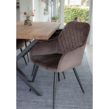 Dining chair with elegant velvet upholstery, ergonomic seat shape and sturdy metal frame – Harbo | House Nordic