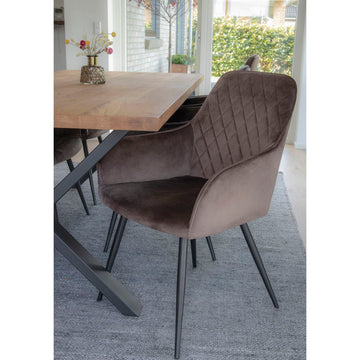 Dining chair with elegant velvet upholstery, ergonomic seat shape and sturdy metal frame – Harbo | House Nordic