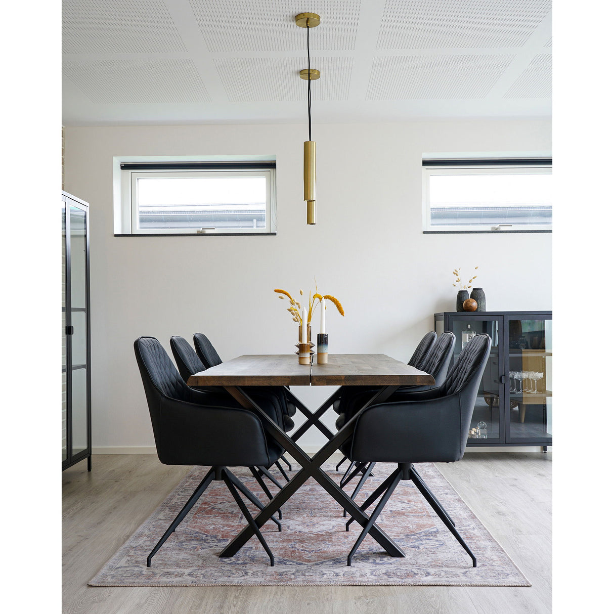 Esszimmerstuhl – Schwarzes PU Leder, 360° Drehfunktion, Schwarze Metallbeine - Harbo | House Nordic