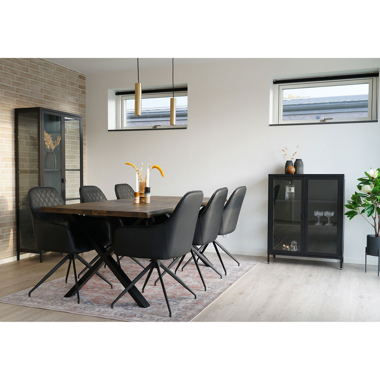 Esszimmerstuhl – Schwarzes PU Leder, 360° Drehfunktion, Schwarze Metallbeine - Harbo | House Nordic