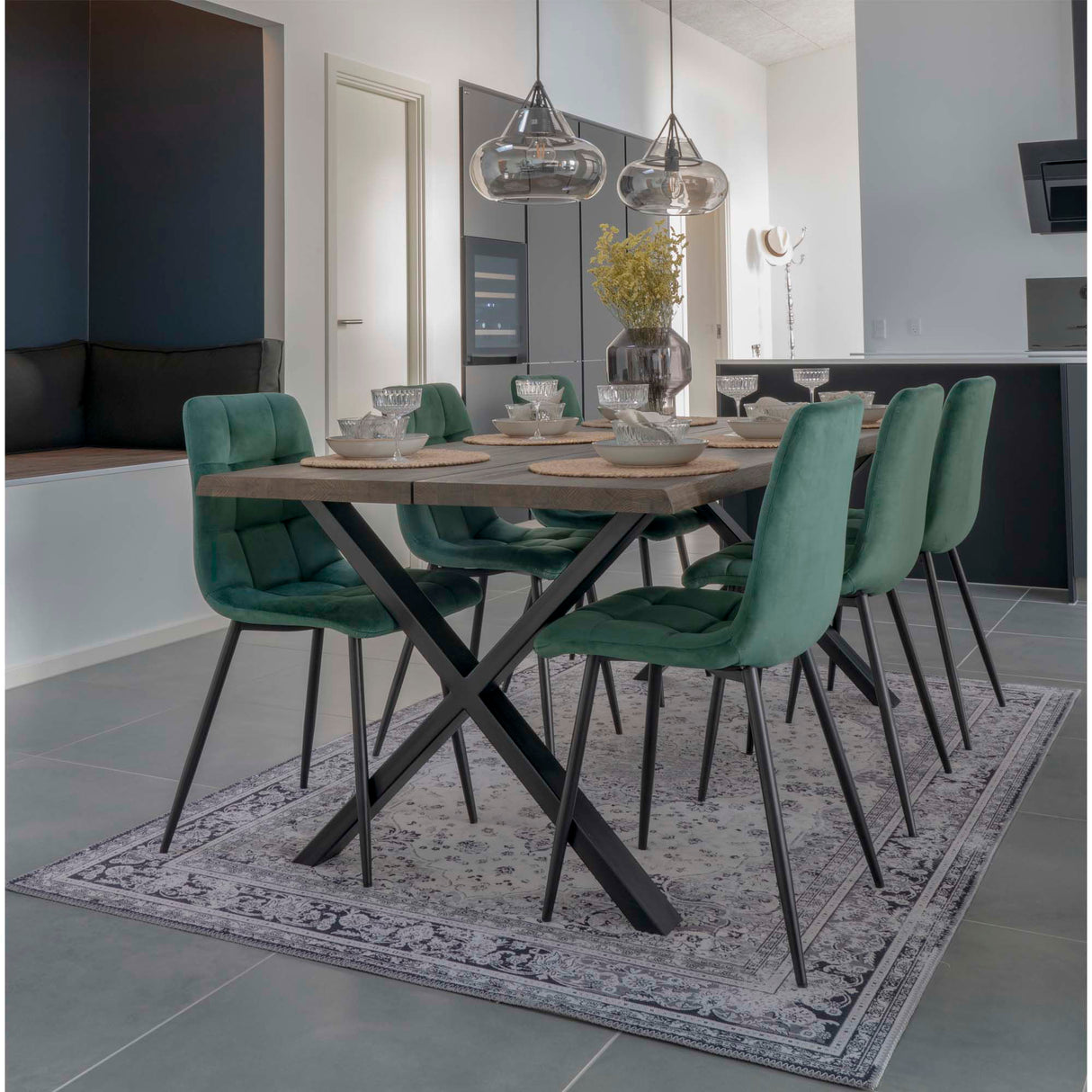 Esszimmerstuhl – Dunkelgrüner Samt, Schwarze Metallbeine, Gepolstert - Middelfart | House Nordic