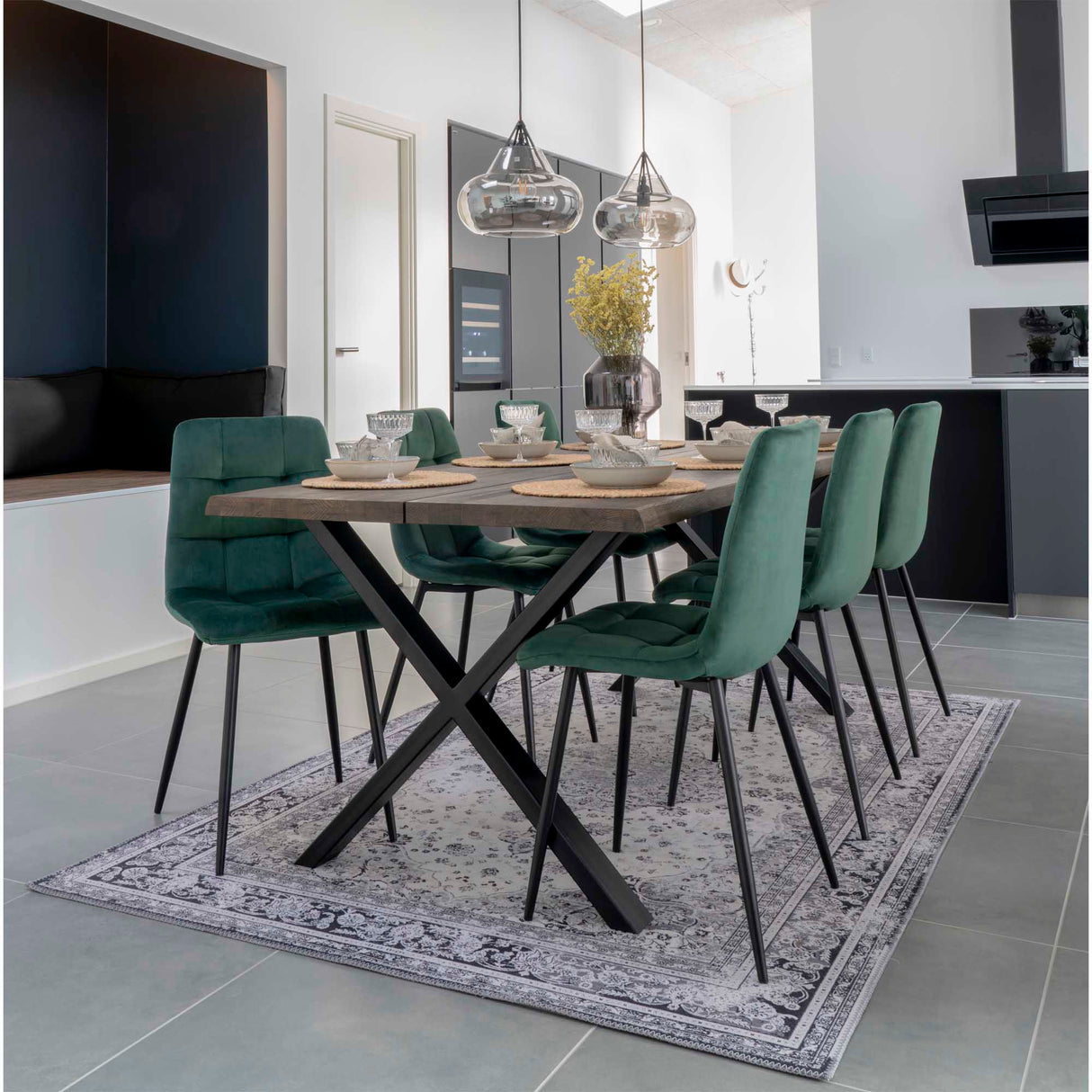 Esszimmerstuhl – Dunkelgrüner Samt, Schwarze Metallbeine, Gepolstert - Middelfart | House Nordic